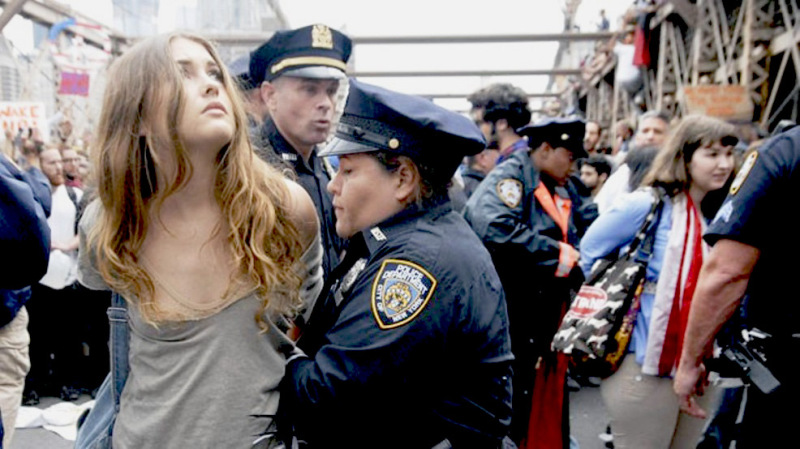 Одна из самых популярных фотографий с акции Окупируй Вол Стрит