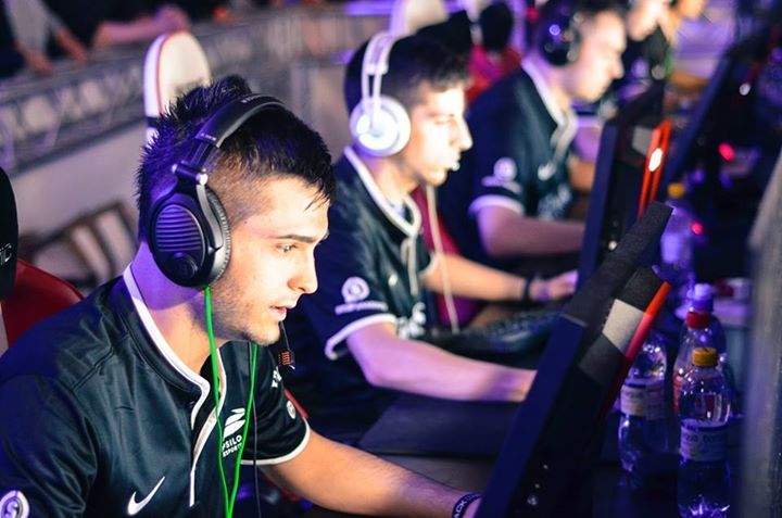 Epsilon Esports за зарабатыванием расписных ножей и автоматов.