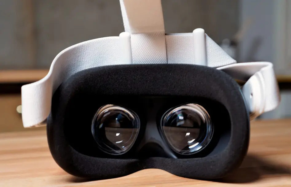 Oculus Quest 2 - шлем виртуальной реальности