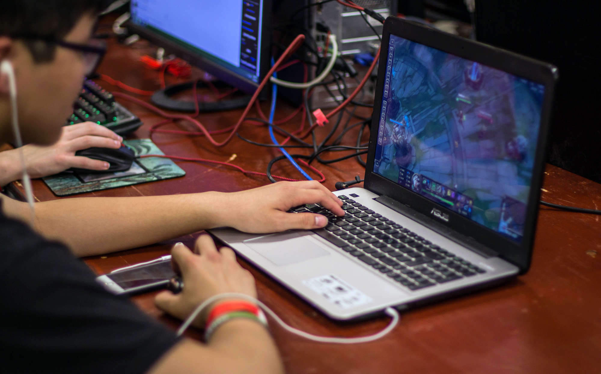 расстояние клавиатуры на компьютерном столе должно быть